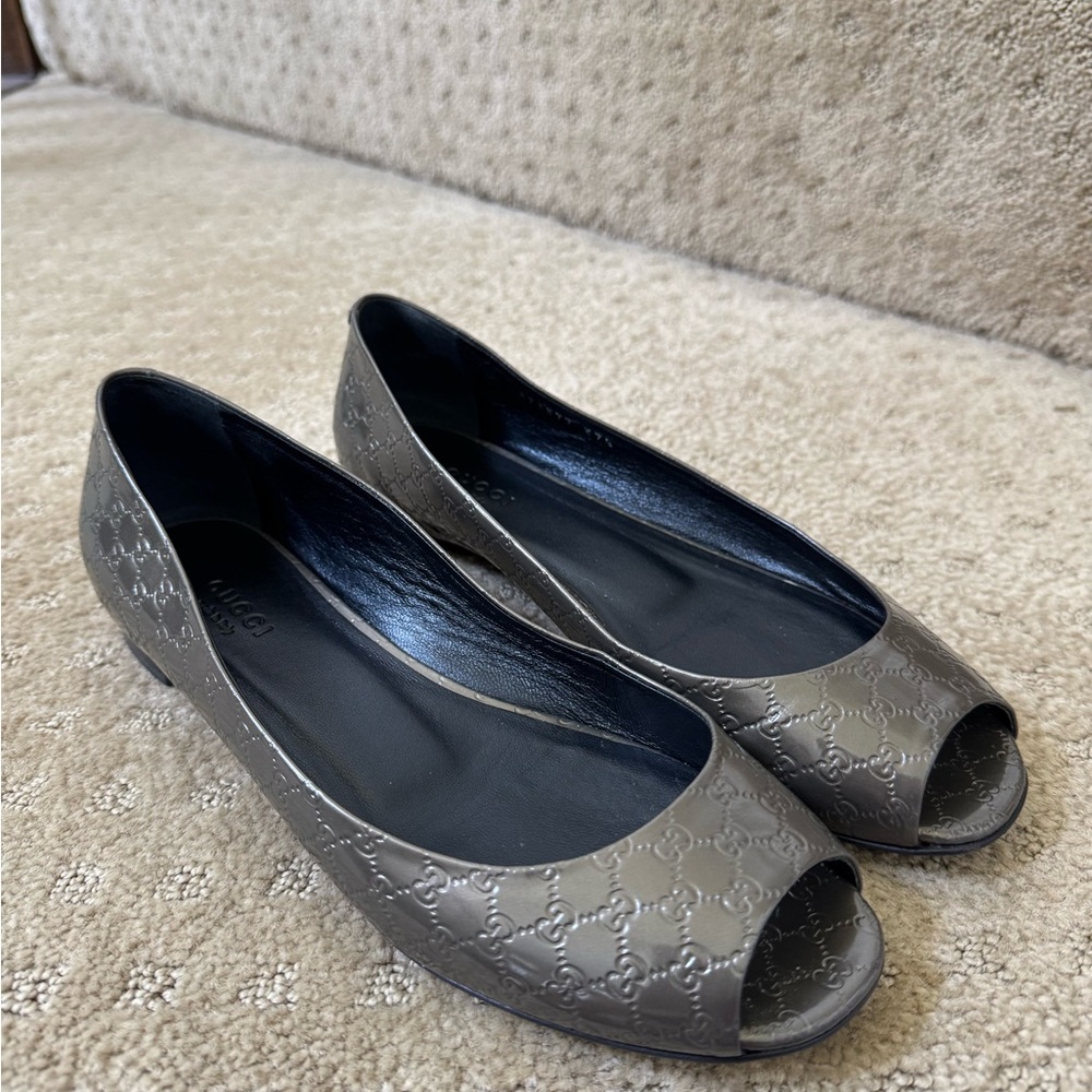 Gucci Gray Flats with Textured Design comes with box